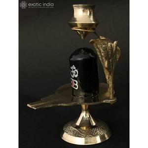 Escultura Shiva Linga en piedra negra con latón Trishul Nag y Patra - Product Image 4