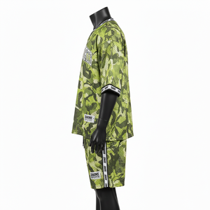 ชุดเซ็ตเสื้อยืดและกางเกงขาสั้นผ้าโพลีเอสเตอร์เนื้อนุ่ม 190 GSM สำหรับผู้ชาย สีเขียวขี้ม้า แต่งแถบข้างพร้อมโลโก้แบบรีดร้อน - Product Image 3