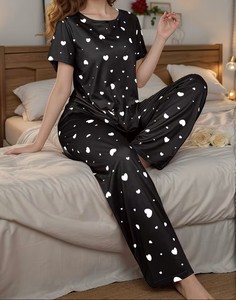 Conjunto de Pijama de Manga Corta para Mujer con Estampado de Corazones - Cuello Redondo Informal, Apto para Todas las Estaciones, con Diseño de Corazón Verde - Product Image 4
