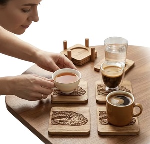 Juego de Posavasos Cuadrados de Madera con Diseño Rústico, Hechos a Mano, Reutilizables, de 10 cm de Diámetro, de Uttar Pradesh - Product Image 2