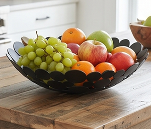 Bol décoratif minimaliste en métal, fait main, poli, design cercles noirs, pour la maison, la cuisine, le comptoir. - Product Image 5