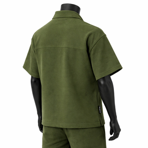 เสื้อโปโลผู้ชายสีเขียวมะกอกแบบซิปสั่งทำพิเศษ (OEM) ทรงโอเวอร์ไซส์ แขนสั้น สไตล์ลำลอง สตรีทแวร์ ขายส่งจำนวนมากจากผู้ผลิตเสื้อโปโลผู้ชาย - Product Image 2