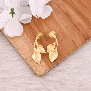 Boucles d'oreilles en laiton de créateur en gros, plaquées or, personnalisées, fantaisie, longues, en forme de feuille, parfaites pour les fêtes - Product Image 2
