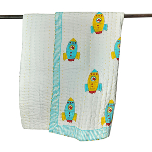 Manta de Algodón Acolchada con Diseño de Cohete de Dibujos Animados, Borde a Rayas Azul y Amarillo, para Uso en el Hogar Durante Todo el Año - Product Image 5