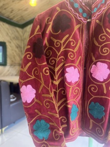 Chaqueta de Terciopelo Bordada con Flores Hecha a Mano para Mujer |   Ropa de abrigo artesanal de primera calidad, estilo bohemio, étnico, con forro de algodón, para otoño e invierno. - Product Image 2