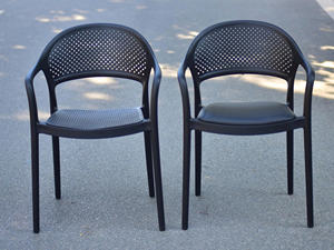 Chaise en plastique moulé de style King, couleur noire, avec coussin en cuir - Une chaise de jardin idéale pour un acheteur avisé - Product Image 2