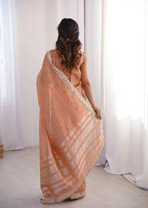 Sari en coton pur filé de qualité supérieure, tissé avec des motifs Jari, orné de miroirs et bordure en dentelle de créateur - Product Image 2