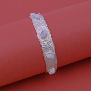 Brazaletes Abiertos Texturizados Plateados con Ópalo Dendrítico, Hechos a Mano, con Cabujón Ovalado de Ópalo, Ajustables, Modernos y Elegantes - Product Image 1