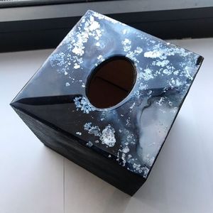 Caja de pañuelos decorativa contemporánea de resina, elegante soporte para pañuelos faciales para baño, oficina, hotel y sala de estar. - Product Image 1