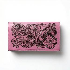 Cartera Larga Bifold de Cuero 100% Genuino Color Rosa para Mujer con Grabados Florales y Múltiples Ranuras para Tarjetas y Pasaporte - Product Image 6