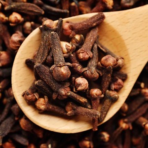 Clous de girofle entiers, collection premium pour les acheteurs en gros, avec fraîcheur naturelle et qualité supérieure des bourgeons - Product Image 1