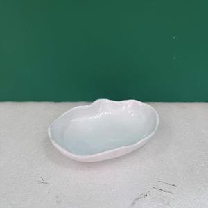 Plat de service en aluminium de forme irrégulière, assiette blanche émaillée, petit plat à collation ou dessert, vaisselle moderne - Product Image 4