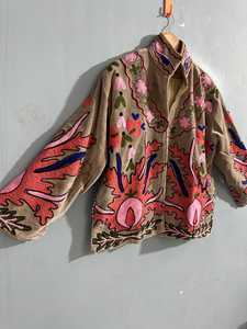 Veste en velours Suzani au toucher artistique unique, brodée, pour femme, motif floral, courte, faite à la main, style bohème, magnifique blazer d'hiver - Product Image 4