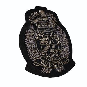 ตราสัญลักษณ์สั่งทำพิเศษรูปสิงโตกำลังดุร้าย ปักด้วยด้ายโลหะสีเงินและสีทอง 3 มิติ พร้อมมงกุฎราชวงศ์ งานปักมือสุดหรูหรา - Product Image 4