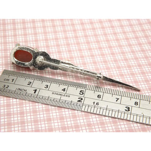Broche Escocés con Diseño de Espada Estilizada, Pin para Kilt Hecho en Metal Plateado con una Piedra Ovalada de Color Marrón - Product Image 5