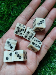 Dados de Cuerno de Búfalo Cuadrados Pulidos Naturales, Ecológicos, con Patrones Únicos de Grano de ILAHI, Ideales para Religiosos, Feng Shui, RPG y Juegos de Mesa - Product Image 1