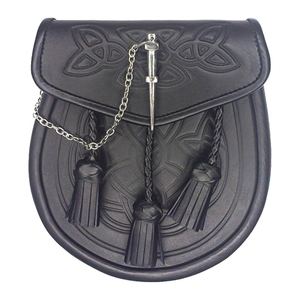 Sporran tradicional escocés con grabado celta y cierre de broche, disponible en GNG IMPEX - Product Image 4