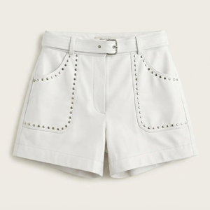 Shorts de cuero blanco de cintura alta con tachuelas, detalles de remaches y cierre de cinturón, estilo casual. - Product Image 2