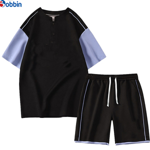 Conjunto de camiseta de manga corta con bloques de color blanco y negro para hombre, conjunto informal de verano, pantalones cortos de punto transpirables, ajuste holgado, unisex. - Product Image 4