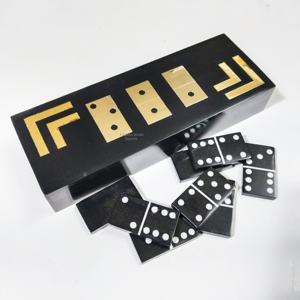 Ensemble de dominos en résine noire de qualité supérieure avec couvercle géométrique doré, boîte de jeu de table basse design, ensemble de dominos avec boîte de rangement crème - Product Image 1