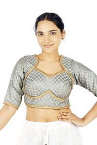 Blusa de Algodón Azul Bordada para Mujer con Cuello Redondo y Mangas Cortas para Usar en Festividades - Product Image 2