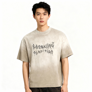 T-shirt graphique tendance pour homme à épaules tombantes, coupe décontractée, manches courtes, imprimé, pour tenues décontractées, style urbain et voyages - Product Image 1