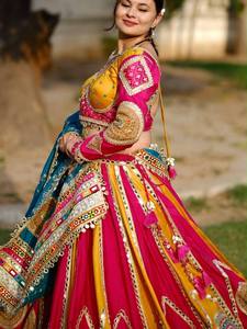 Lehenga Choli en coton mousseline de qualité supérieure, entièrement brodé avec des motifs miroir, et dupatta en dentelle à sequins sur les quatre côtés avec bordure en toile. - Product Image 3