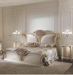 Cama decorada en color crema con tallados florales y alas curvas para un dormitorio principal romántico. Disponible a precios de mayorista. - Product Image 1