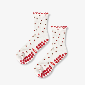 Chaussettes antidérapantes en jacquard motif mini fraises, avec bord à volants, longueur mi-mollet, en coton doux, confortables et respirantes, pour usage intérieur, Reformer Pilates et Barre - Product Image 2
