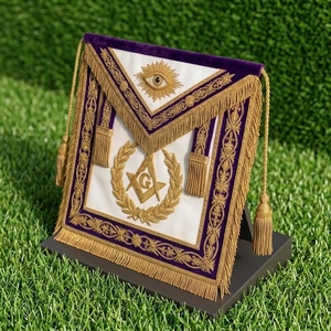 Delantal Masónico de Terciopelo Azul de Lujo con Compases Cuadrados y Símbolo de Ojo Bordados en Oro - Product Image 4