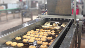 Machine automatique de fabrication de beignets DPL-6C Yufeng parfaite pour les cafés de beignets et les cafés locaux équipement convivial - Product Image 2