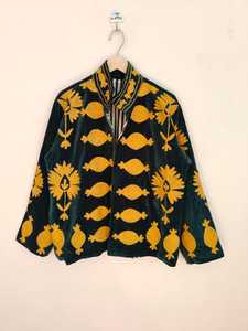 Chaqueta de Terciopelo Bordada a Mano con Motivo de Granada, Estilo Boho, Arte Popular Suzani, Hecha por Artesanos - Product Image 6