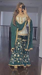 Conjunto de top de seda Malai con bordado de diseñador y trabajo artesanal de papel y espejo, con sharara y dupatta, completamente cosido y listo para usar. - Product Image 2