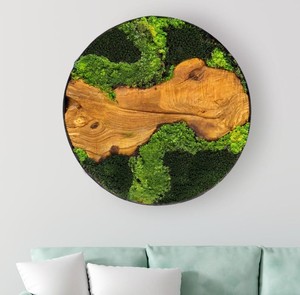 Escultura de pared redonda de madera y musgo del Bosque Encantado, decoración hecha a mano inspirada en la naturaleza, arte de pared de musgo orgánico de lujo para interiores, enmarcada - Product Image 1