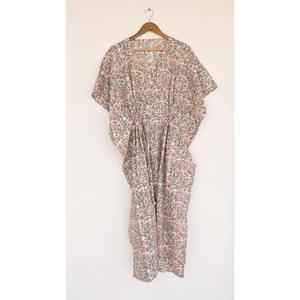 Vestido Kaftan Maxi Boho Chic Rosa con Estampado Floral Hecho a Mano, Cuello en V, Corte Holgado, Algodón, Casual, para Vacaciones y Playa - Product Image 1