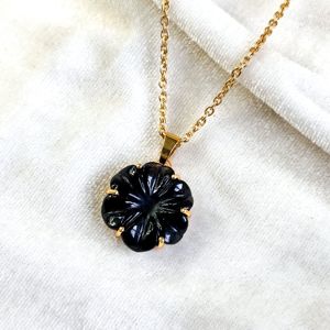 Pendentif en onyx noir naturel sculpté en forme de fleur, collier en pierre précieuse pour femme, cadeau d'anniversaire, bijoux de mode, vente en gros - Product Image 2