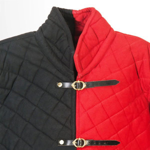 Chaqueta acolchada medieval tipo gambeson, roja y negra, bicolor, de algodón, para LARP, recreación histórica, manga larga, personalizada. - Product Image 3