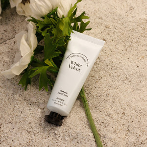 เดลี่ คอมมา เบลล์ เดอ พาร์ฟูม ฟลอรัล แอนด์ เฟรช มอยส์เจอร์ไรซิ่ง แฮนด์ครีม 50 มล. บำรุงผิวธรรมดา - Product Image 3