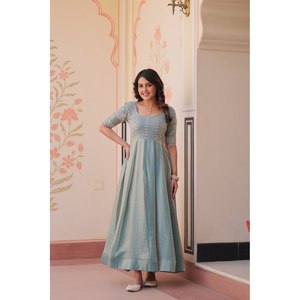 Vestido de Fiesta Hecho a Mano con Corte en A, Cintura Imperio y Bordado con Cuentas - Product Image 3