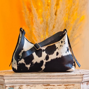 Bolso de Lujo Portátil Impermeable Antirrobo de Piel Genuina y Poliéster Ligero con Cremallera Única y Diseño de Letras de Venus Leathers - Product Image 2