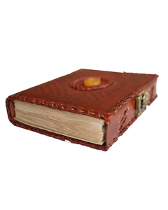 Carnet en cuir véritable fait main avec accent en pierre d'ambre, bordure tressée et fermoir en laiton pour journalisation et croquis - Product Image 3