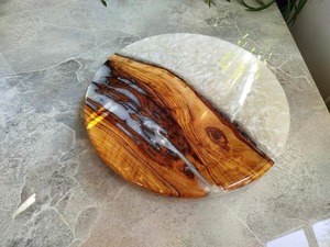 Support à gâteau moderne en résine transparente blanche pour une présentation élégante des desserts à la maison, en cuisine, lors de mariages ou de fêtes - Product Image 2