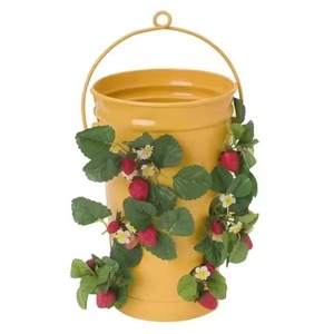 Pot de fleurs suspendu en métal jaune avec plante de fraise, design moderne pour une utilisation en intérieur et en extérieur, pot de fleurs suspendu - Product Image 3