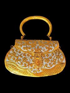 Pochette latérale en laiton gravé motif ancien avec chaîne – Prix raisonnable, touche premium – Accessoires de mariage pour femme en laiton par UO - Product Image 3