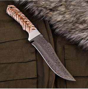 Couteau à dépecer en acier de Damas avec manche en résine et étui en cuir artisanal, couteau à lame fixe personnalisé pour le camping en plein air - Product Image 4
