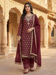 Ensemble de costume ethnique pour femme en soie pure prêt-à-porter avec broderie lourde, haut de créateur, pantalon et dupatta à bordure en dentelle - Product Image 4