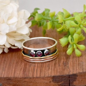 แหวนหมุนอะเมทิสต์ธรรมชาติขายส่ง เงินแท้ 925 แหวนหมุนแก้เครียดทำมือ - Product Image 1