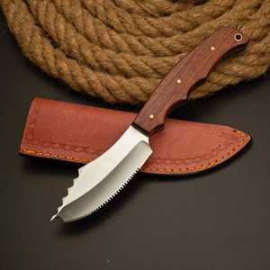 Cuchillo de Hoja Fija Personalizado con Espina Dentada – Cuchillo de Supervivencia para Caza al Aire Libre con Mango de Madera de Palisandro Premium y Funda - Product Image 1