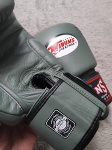 Gants d'entraînement de boxe Muay Thai haut de gamme en cuir PU, mousse haute densité, légers, respirants, avec sangle de poignet réglable et fermeture auto-agrippante - Product Image 4