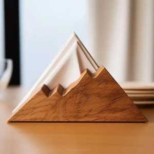 Porte-serviettes en bois avec panneaux latéraux semi-circulaires, poignées à découpe circulaire, arrangement triangulaire des serviettes, organisateur de table élégant - Product Image 2